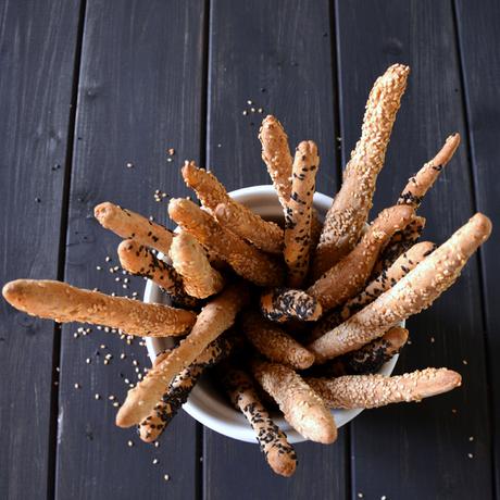 Grissini integrali al sesamo con crema di ceci speziata