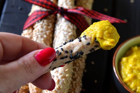 Grissini integrali al sesamo con crema di ceci speziata