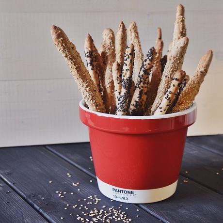 Grissini integrali al sesamo con crema di ceci speziata