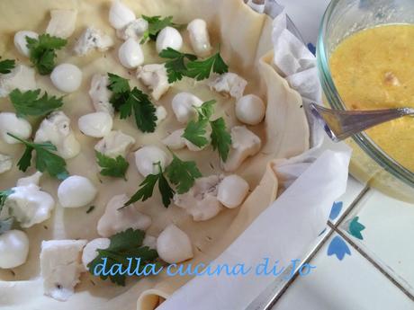 Torta salata con mozzarelline, zola e fave