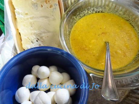 Torta salata con mozzarelline, zola e fave