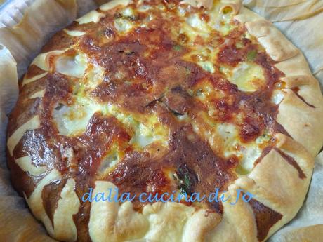 Torta salata con mozzarelline, zola e fave