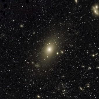 L'enorme alone che circonda la la gigantesca galassia ellittica Messier 87 appare in questa immagine. Un eccesso di luce nella parte in alto a destra di questo alone, e il movimento di nebulose planetarie nella galassia, sono gli ultimi segni rimasti di una galassia di medie dimensioni che di recente si è scontrata con Messier 87. L'immagine rivela anche molte altre galassie che formano l'ammasso della Vergine, di cui Messier 87 è la più grande. In particolare, le due galassie in alto a destra della cornice sono soprannominati 