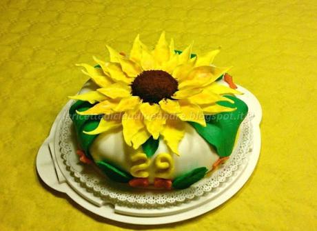 Torta al cacao e crema al cocco, decorata con girasoli in pasta di zucchero