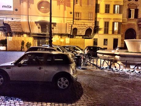 A Piazza Farnese i tavolini abusivi si tolgono con l'esercito, le auto abusive si tollerano. Per noi è una follia totale. Per voi?