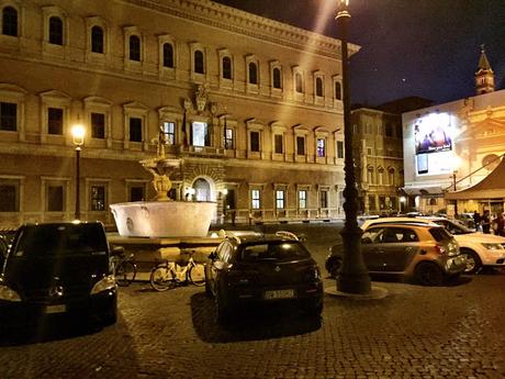 A Piazza Farnese i tavolini abusivi si tolgono con l'esercito, le auto abusive si tollerano. Per noi è una follia totale. Per voi?