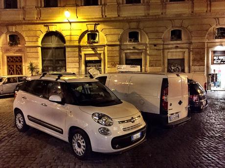 A Piazza Farnese i tavolini abusivi si tolgono con l'esercito, le auto abusive si tollerano. Per noi è una follia totale. Per voi?