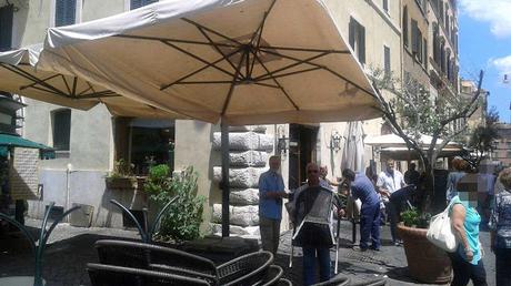 A Piazza Farnese i tavolini abusivi si tolgono con l'esercito, le auto abusive si tollerano. Per noi è una follia totale. Per voi?