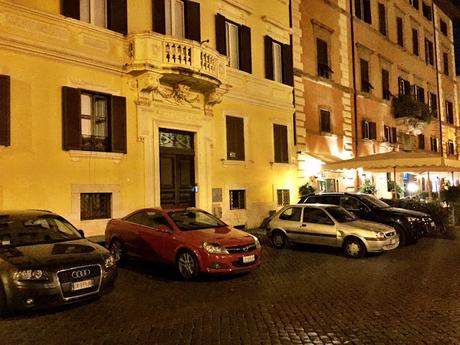 A Piazza Farnese i tavolini abusivi si tolgono con l'esercito, le auto abusive si tollerano. Per noi è una follia totale. Per voi?