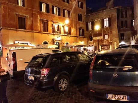 A Piazza Farnese i tavolini abusivi si tolgono con l'esercito, le auto abusive si tollerano. Per noi è una follia totale. Per voi?