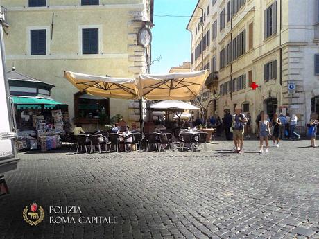 A Piazza Farnese i tavolini abusivi si tolgono con l'esercito, le auto abusive si tollerano. Per noi è una follia totale. Per voi?