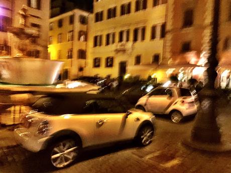 A Piazza Farnese i tavolini abusivi si tolgono con l'esercito, le auto abusive si tollerano. Per noi è una follia totale. Per voi?