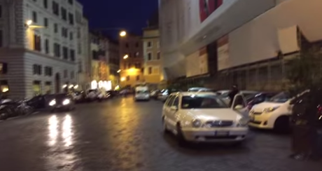 Auto in divieto ovunque, degrado, parcheggiatori abusivi. Ecco Piazza della Cancelleria dopo i blitz anti-tavoli. E' migliorata? No!