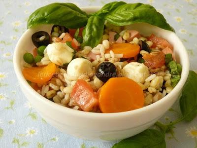 Insalata ai 5 cereali con pomodori, pisellini, mozzarelline, olive e wurstel