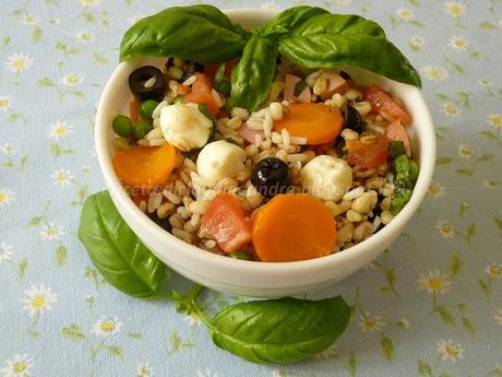 Insalata ai 5 cereali con pomodori, pisellini, mozzarelline, olive e wurstel