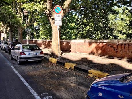 Cazzarola ragazzi, qua si fa sul serio. Foto delle postazioni dei camion bar in esilio lontani dall'area archeologica