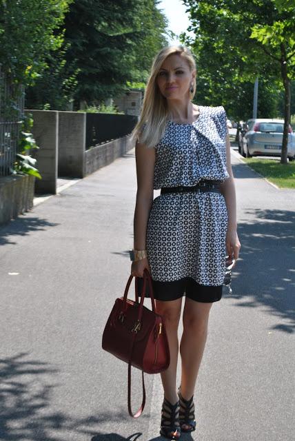 outfit abito stampato outfit abito bianco e nero come abbinare un abito stampato  mariafelicia magno fashion blogger fashion blog italiani blog di moda blogger italiane di moda outfit estivi donna outfit donna estivi outfit 26 giugno 2015 outfit giugno 2015 summer outfits june outfit how to wear a printed dress black and white dress