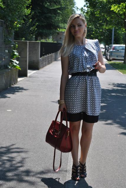 outfit bianco e nero come abbinare il bianco nero abbinamenti nero e bianco abbinamenti bianco e nero abito manica ad aletta mariafelicia magno fashion blogger outfit 26 giugno 2015 come vestirsi in estate per un incontro di lavoro come vestirsi in estate per un colloquio di lavoro abito stampato come abbinare un abito stampato how to wear a black and white dress how to wear a printed dress fashion bloggers italy italian girl blonde girl blonde hair elegant dress geometric dress summer 2015 abiti estate 2015