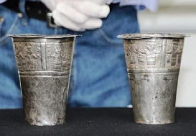 Perù, scoperte due coppe in metallo