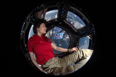 Samantha Cristoforetti ha battuto il record di permanenza nello spazio per una donna raggiungendo i 199 giorni e qualche ora. Qui la NASA/ESA la celebra come la donna dei record: 200 giorni di permanenza nello spazio. Brava, Sam! Crediti: NASA/ESA
