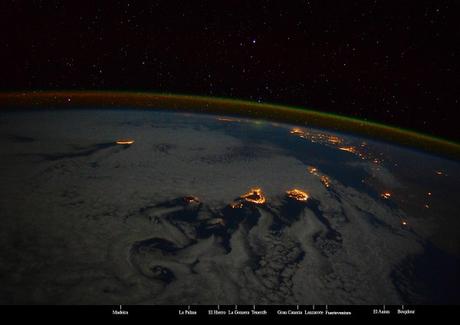 Le foto di Samantha Cristoforetti all’Isola di La Palma, sede del Telescopio Nazionale Galileo.  E’ ben visibile l’airglow di colore verde-arancio, caratteristico dell’Ossigeno (OI) oltre i 100 chilometri di altezza, e le stelle sullo sfondo. Le scie che si formavano sulle Isole Canarie sono le scie di von Kármán che si formano in fluidodinamica. Crediti: Samantha Cristoforetti/NASA/ESA/ASI.