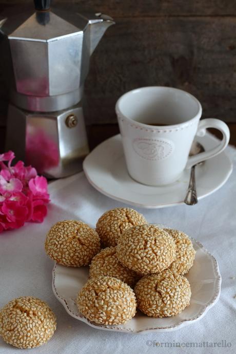 Biscotti al tahin e semi di sesamo