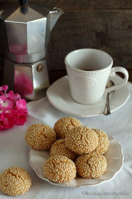 Biscotti al tahin e semi di sesamo