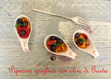 Peperoni grigliati con olive di Gaeta