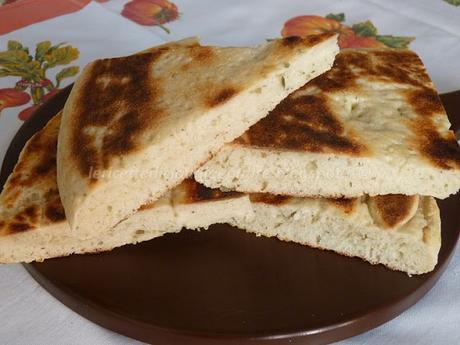 Pane in padella con yogurt, ricotta e profumo di timo