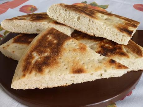 Pane in padella con yogurt, ricotta e profumo di timo