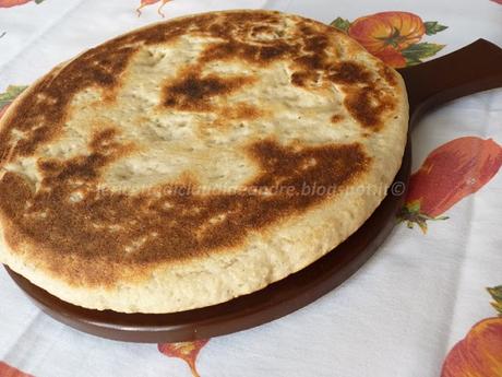 Pane in padella con yogurt, ricotta e profumo di timo