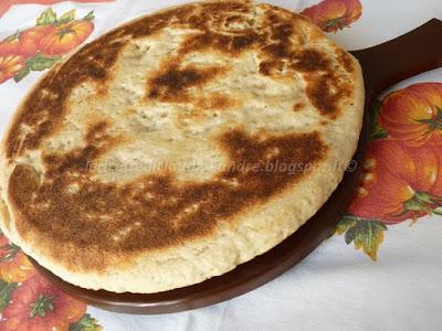 Pane in padella con yogurt, ricotta e profumo di timo