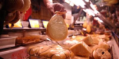 Davvero l’UE ha imposto all’Italia la produzione di formaggio “senza latte”?