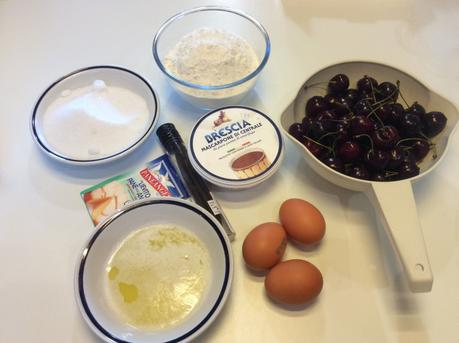 TORTA MORBIDA CON CILIEGIE