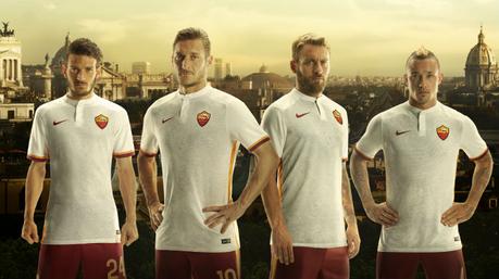 Maglia bianca della Roma 2015-2016 celebra legame club-città