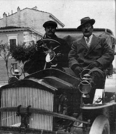 Viareggio - Puccini in auto in via Foscolo - Foto tratta da Nuova Viareggio Ieri - N12 - Settembre 1994 