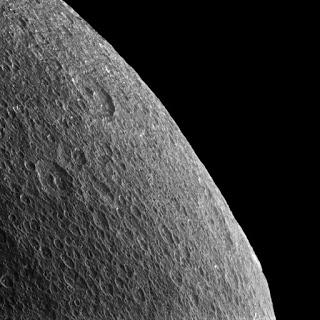 Le singolarità di Iperione e Rhea due lune di Saturno con i sorvoli della sonda Cassini