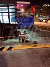 Diritti violati. L’immagine del bambino che studia in strada commuove il mondo Diritti violati. L’immagine del bambino che studia in strada commuove il mondo