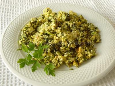 Uova strapazzate con zucchine, erbette, ricotta e profumo di aromi