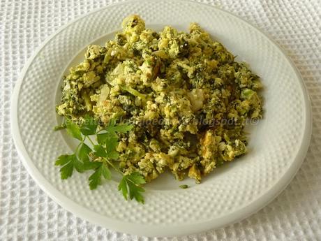 Uova strapazzate con zucchine, erbette, ricotta e profumo di aromi