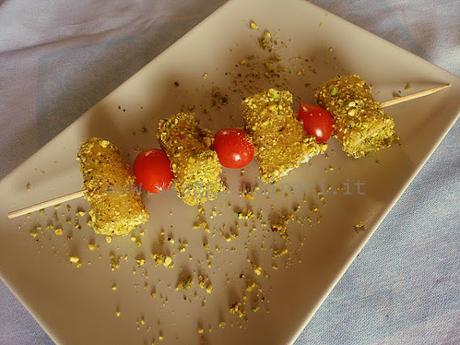 Spiedini di paccheri con mousse di ricotta e tonno in crosta di pistacchio di Bronte