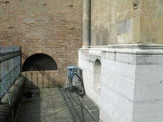 Duomo di Fidenza: succede anche questo, da anni.