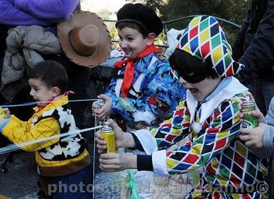 CARNEVALE 2011 di Positano . Maschere , mascherine e i CARRI