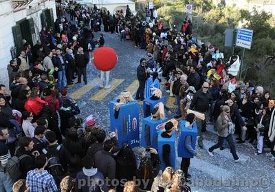 CARNEVALE 2011 di Positano . Maschere , mascherine e i CARRI