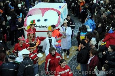 CARNEVALE 2011 di Positano . Maschere , mascherine e i CARRI