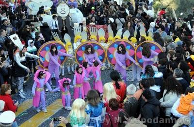 CARNEVALE 2011 di Positano . Maschere , mascherine e i CARRI