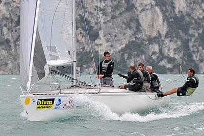 APERTURA VELICA SUL LAGO DI GARDA A GARGNANO CON VENTO, PIOGGIA E NEVE