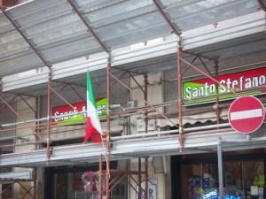 bandiera italiana tricolore impalcatura lavori cantiere