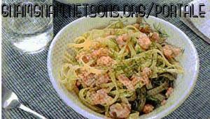 Tagliolini bianchi e neri con salmone