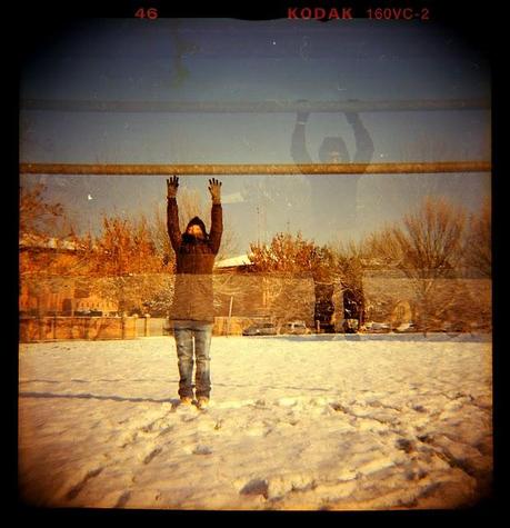 LOMOGRAPHY • una domenica mattina con la neve, un estintore rosso, inquietanti doppie esposizioni, Diana F+ e Kodak 400VC